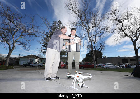 Napa Valley, CA, Stati Uniti d'America. Xvi Feb, 2016. Drone locali hobbista Ken Graham, a sinistra è il mentoring la nuova tecnologia High School senior Miguel Lopez, che è quello di imparare a costruire e volare fuchi per il suo progetto senior. © Napa Valley Register/ZUMA filo/Alamy Live News Foto Stock