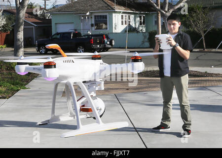 Napa Valley, CA, Stati Uniti d'America. Xvi Feb, 2016. La nuova tecnologia High School senior Miguel Lopez, visto volare un spazio di crominanza Blade 4K drone è imparare a costruire e a volare fuchi per il suo progetto senior con l aiuto del drone locali hobbista Ken Graham. © Napa Valley Register/ZUMA filo/Alamy Live News Foto Stock