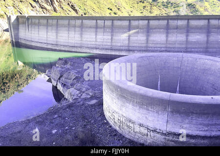 Napa Valley, CA, Stati Uniti d'America. Xvi Feb, 2016. È stato quasi un decennio poiché il foro di gloria a Monticello Dam ha versato. Anni di siccità hanno diminuito il livello di acqua è meno di 60 percento nel lago Berryessa. © Napa Valley Register/ZUMA filo/Alamy Live News Foto Stock