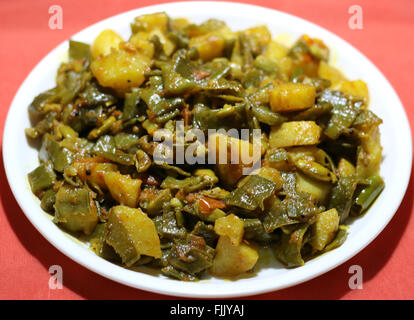 Patate e fagioli con le tradizionali spezie indiane Foto Stock