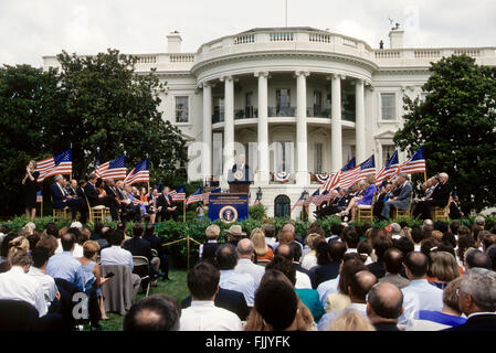 Washington, DC, Stati Uniti d'America, 5 agosto 1997 il presidente William Jefferson Clinton offre commento dopo la firma il pareggio di bilancio atto di 1997 e il contribuente Relief Act del 1997 durante una cerimonia formale sul prato Sud della Casa Bianca. Credito: Mark Reinstein Foto Stock