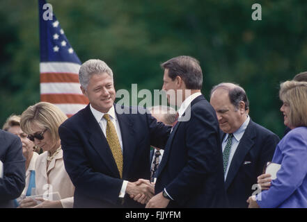 Washington, DC, Stati Uniti d'America, 5 agosto 1997 il presidente William Jefferson Clinton scuote le mani con il Vicepresidente Albert Gore Jr dopo la firma il pareggio di bilancio atto di 1997 e il contribuente Relief Act del 1997 durante una cerimonia formale sul prato Sud della Casa Bianca. Credito: Mark Reinstein Foto Stock