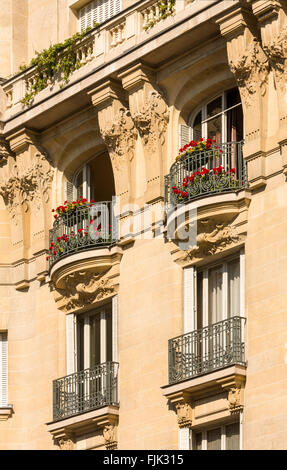 Dettaglio del tipico Hausmann-era l edificio di appartamenti in Parigi, Francia. Facciate in questo stile sono comuni in tutta la città. Foto Stock