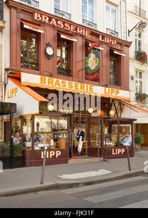 La famosa Brasserie Lipp sul Boulevard Saint Germain, Paris, Francia è stato un punto di riferimento locale sin dal 1880, Foto Stock