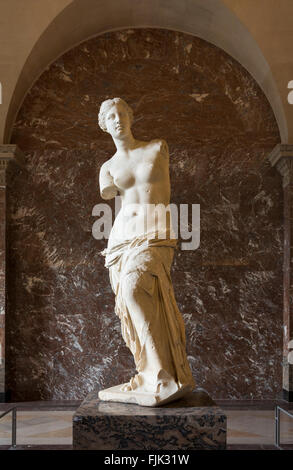 La Venere di Milo, una famosa scultura in marmo della Grecia antica, in mostra presso il Museo del Louvre, Parigi, Francia Foto Stock