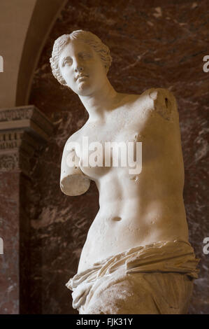 La Venere di Milo, una famosa scultura in marmo della Grecia antica, in mostra presso il Museo del Louvre, Parigi, Francia Foto Stock