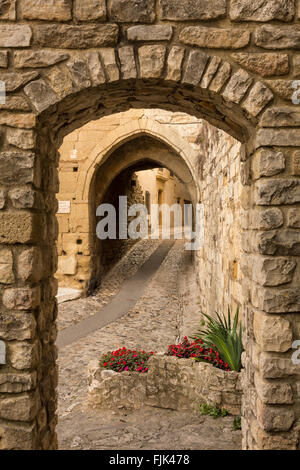 Tipiche stradine strette e vecchie mura di pietra nel borgo medievale di Vaison la Romaine, Provenza, Francia Foto Stock