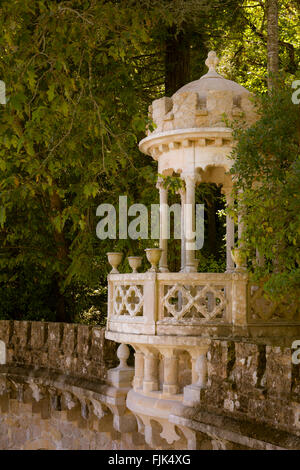 Un romantico giardino classica follia gazebo in Quinta da Regaliera station wagon, Sintra, Portogallo Foto Stock