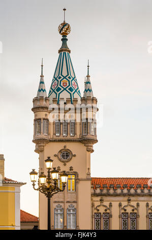 Torre del barocco, neo-Manuelino municipio di Sintra, Portogallo, decorata con motivi dal portoghese stemma è un famoso punto di riferimento locale Foto Stock