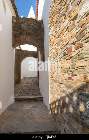 Uno stretto vicolo nel villaggio storico di Monsaraz, regione Alentejo, Portogallo Foto Stock