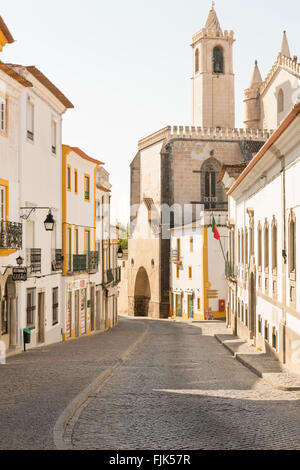 Tipici edifici con facciate dipinte la linea di una strada di ciottoli in Evora, regione Alentejo, Portogallo Foto Stock