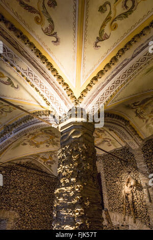 Dettaglio interni di teschi umani nel famoso "Ossa Cappella', Evora, regione Alentejo, Portogallo Foto Stock