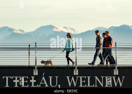 La gente che camminava sul frangiflutti a Ogden Point - Victoria, Isola di Vancouver, British Columbia, Canada Foto Stock