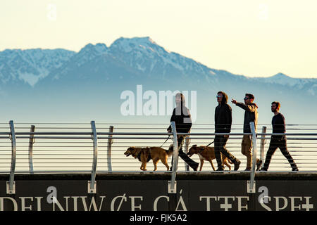 La gente che camminava sul frangiflutti a Ogden Point - Victoria, Isola di Vancouver, British Columbia, Canada Foto Stock