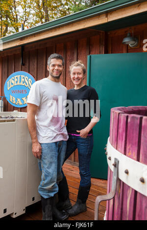 Ritratto di proprietari di piccole aziende presso le loro cantine, Washington, Stati Uniti Foto Stock