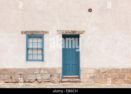 Dipinto di blu porta e finestra in tipica casa adobe architettura, Tucson, Arizona, Stati Uniti Foto Stock