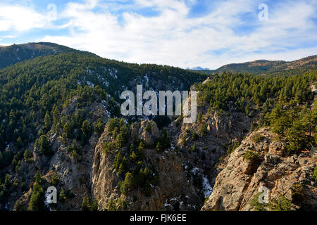 Canyon rocciosi in montagna con alberi di pino Foto Stock