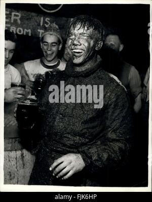 1965 - Cerimonia di Trussing: ventuno anni di James William Elliot, di Dagenham Essex - egli era 21 ieri e Cooper apprendista presso Whitbread. La città di Londra da produttori di birra, è stato inanities nell'Barileria dai suoi colleghi, quando andò anche se la tradizionale cerimonia di trussing Cooper, uno dei privilegi di un membro della Coopers Co, è che egli può diventare un freeman e della città di Londra., il ragazzo è stato trasportato e posto in una nuova canna, coperte e poi arrotolato intorno alla fabbrica di birra pavimento, prelevato, respinti e infine dato una pinta di birra e si congratula con il suo antagon Foto Stock