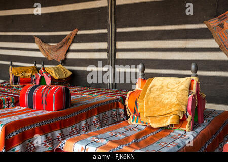 Un shesha lounge per fumatori al Marriott Hotel Resort a Wadi Mousa, Petra, Regno Hascemita di Giordania, Medio Oriente. Foto Stock