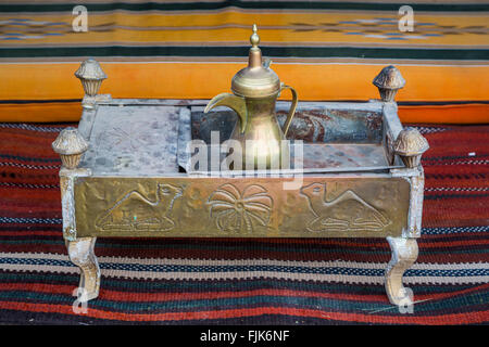 Un shesha lounge per fumatori al Marriott Hotel Resort a Wadi Mousa, Petra, Regno Hascemita di Giordania, Medio Oriente. Foto Stock