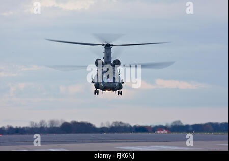 La Chinook da RAF Odiham diparte Coningsby. Foto Stock