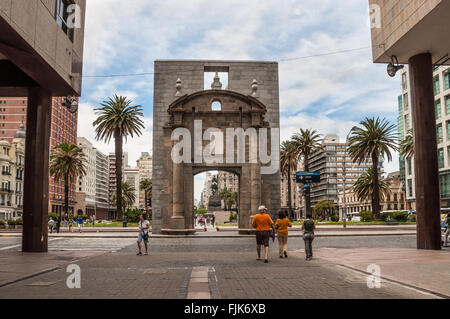 La gente che camminava sul Sarandi strada pedonale, nella Ciudad Vieja area con la pietra miliare Gate Cittadella Foto Stock