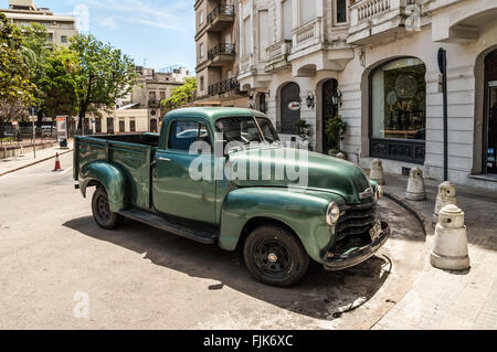 Vecchio American auto sulla strada a Montevideo, Uruguay. Foto Stock