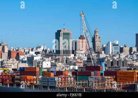 Montevideo cityscape dal porto di quartiere - contenitori del porto, sulla nave in primo piano a Montevideo Foto Stock