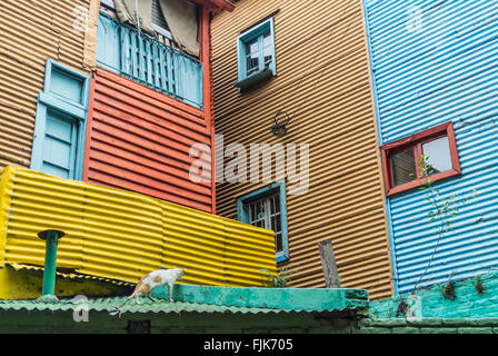 Inquadratura della facciata di un edificio in Caminito, il famoso e popolare striscia pedonale nel quartiere di La Boca. Foto Stock