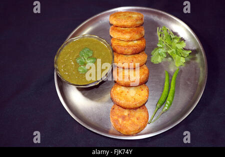 , Aloo Tikki o fritte polpette di patate; un famoso Indian snack servito con pomodoro e salsa di peperoncino. Foto Stock