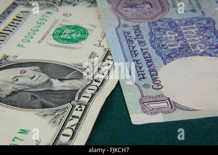 Rupia indiana e il dollaro americano note Foto Stock