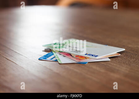 CHIANG RAI, Tailandia - 3 Marzo 2016: Visa carte sul tavolo di legno, stock photo Foto Stock