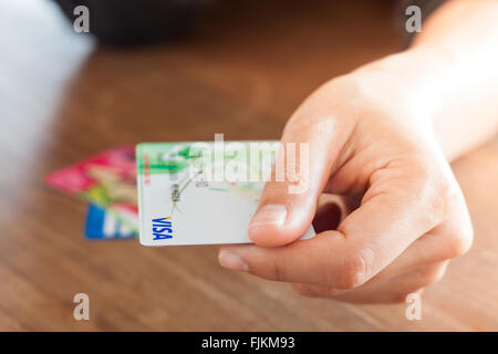 CHIANG RAI, Tailandia - 3 Marzo 2016: Donna di mano azienda carta visa, stock photo Foto Stock