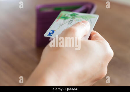 CHIANG RAI, Tailandia - 3 Marzo 2016: Donna di mano azienda carta visa, stock photo Foto Stock