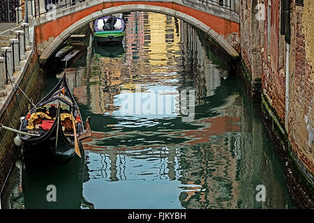 Canal con gondola tra edifici antichi a Venezia, Italia. Foto Stock