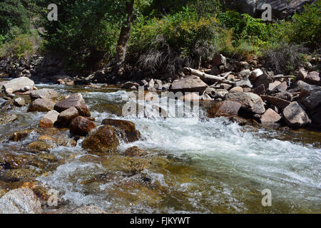 Acqua di un fiume scorre su rocce Foto Stock