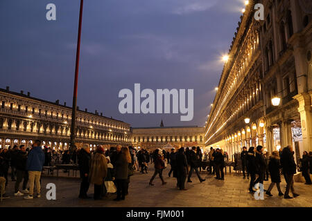 Venezia, Italia - 24 gennaio 2016: Turisti in piazza san marco al blue ora. Venezia, Venezia, Italia, Europa. Foto Stock