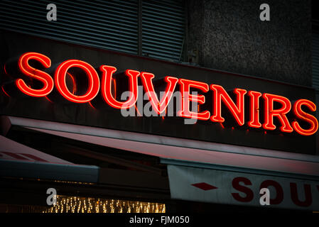 Neon rosso segno su souvenir shop di Vienna in Austria. Viaggiare in Europa. Foto Stock