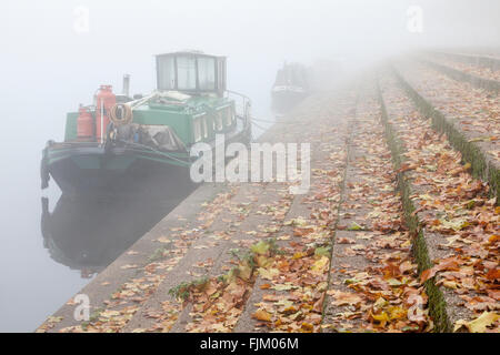 La nebbia novembre scena. Barche ormeggiate sul fiume Trent e avvolta in una nebbia d'autunno. West Bridgford, Nottinghamshire, England, Regno Unito Foto Stock