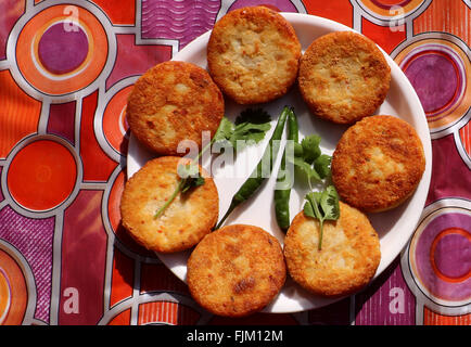 , Aloo Tikki o fritte polpette di patate; un famoso Indian snack servito con pomodoro e salsa di peperoncino. Foto Stock