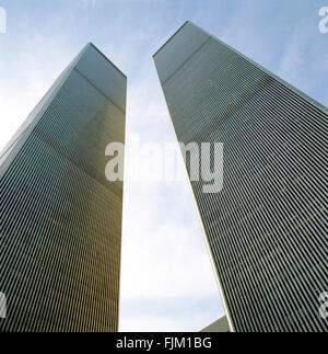 Le torri gemelle del World Trade Center come visto dalla strada. Foto Stock