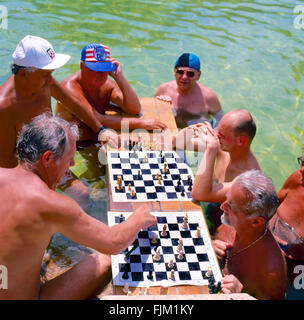 Gli uomini che giocano a scacchi in Szechenyi bagni termali, spa e piscina a Budapest Ungheria focalizzata in corrispondenza del primo bordo di scacchi Foto Stock