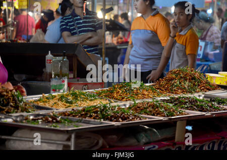 Gente che vende spuntini Tailandesi molti tipi di fritte insetti presso la fiera mercato in festival annuale di Wat Pho Lam il 6 febbraio 2016 ho Foto Stock