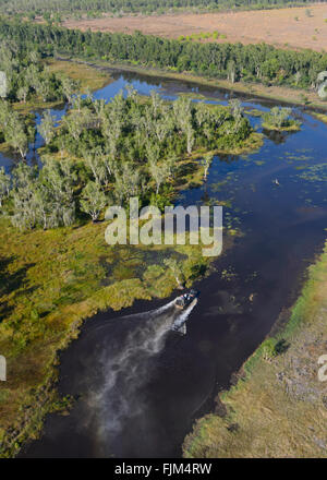 Vista aerea dell'airboat trasporto di turisti appartenenti a Outback idrovolanti avventure, Darwin, Territorio del Nord, l'Australia Foto Stock