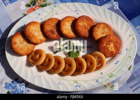 , Aloo Tikki o fritte polpette di patate; un famoso Indian snack servito con pomodoro e salsa di peperoncino. Foto Stock