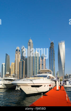 Motoryacht di lusso sul display con la skyline di grattacieli al Dubai International Boat Show 2016 Foto Stock