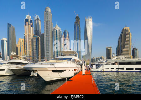 Motoryacht di lusso sul display con la skyline di grattacieli al Dubai International Boat Show 2016 Foto Stock