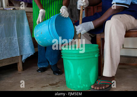 Sapone casalingo vengono miscelati, Tanzania. Foto Stock