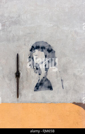 Stencil graffito che mostra una giovane donna Foto Stock