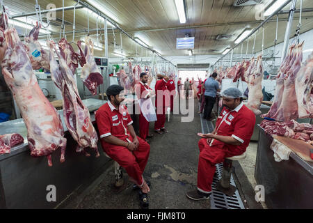 I macellai che lavorano in Dubai del mercato della carne in Deira Emirati Arabi Uniti Foto Stock